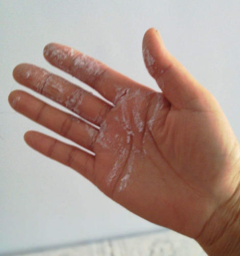 石頭膠水粘在手上怎么辦？威凱樹脂膠專業應急處理指南